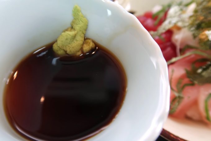 那覇市東町「鮮魚 ふくむら」ランチの海鮮丼（800円）海鮮丼にはワサビを溶いた醤油をたっぷりと回しかける。