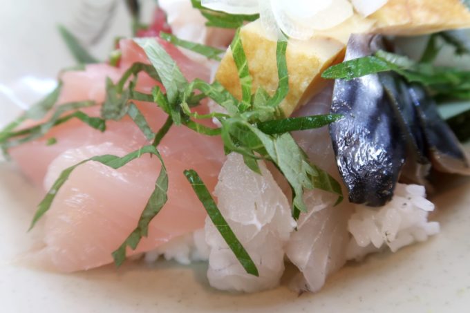 那覇市東町「鮮魚 ふくむら」ランチの海鮮丼（800円）に盛り付けられていたビンチョウマグロ、白身魚、シメサバなど