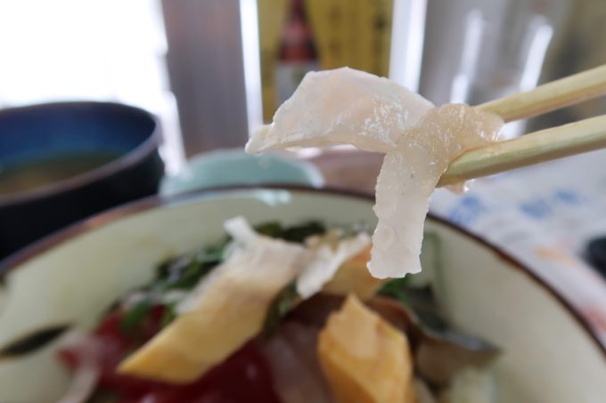 那覇市東町「鮮魚 ふくむら」ランチの海鮮丼（800円）のトップに盛られたエンガワっぽい白身魚がうまかった