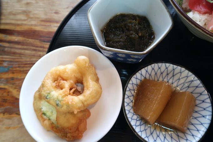 那覇市東町「鮮魚 ふくむら」ランチの海鮮丼（800円）の小鉢はモズク、天ぷら、野菜の煮付け。