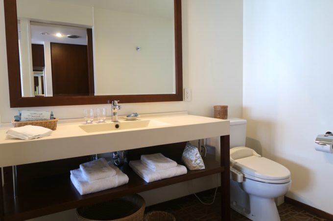沖縄・恩納村「ホテルムーンビーチ」ナチュラルスーペリア（32.4平米、ツインルーム、グリーンビュー）のバスルーム（トイレと洗面台）