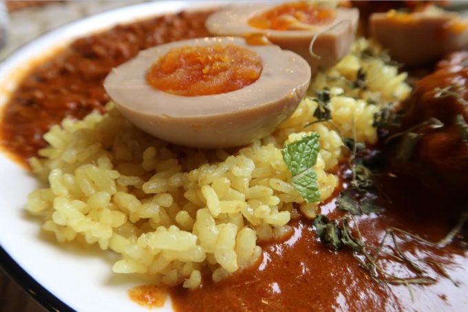 糸満「spice kitchen naminami（スパイスキッチン ナミナミ）」トッピングの煮卵（120円）とサフランライス