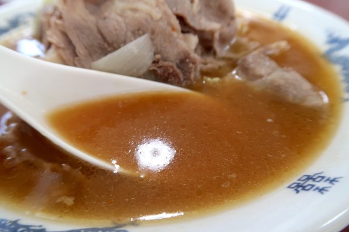 宜野湾「手打ちラーメンかなざわ」肉ラーメンの味噌スープ