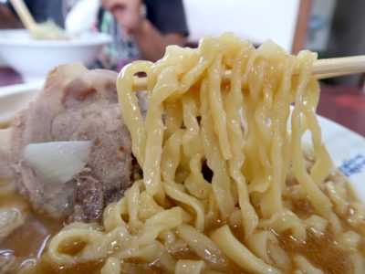 宜野湾「手打ちラーメンかなざわ」肉ラーメンの幅広な手打ちのピロピロ麺