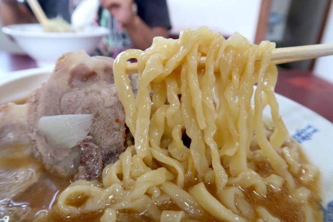 宜野湾「手打ちラーメンかなざわ」肉ラーメンの幅広な手打ちのピロピロ麺