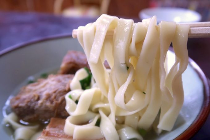 名護市城「八重食堂」の麺は名護らしい平打ち麺