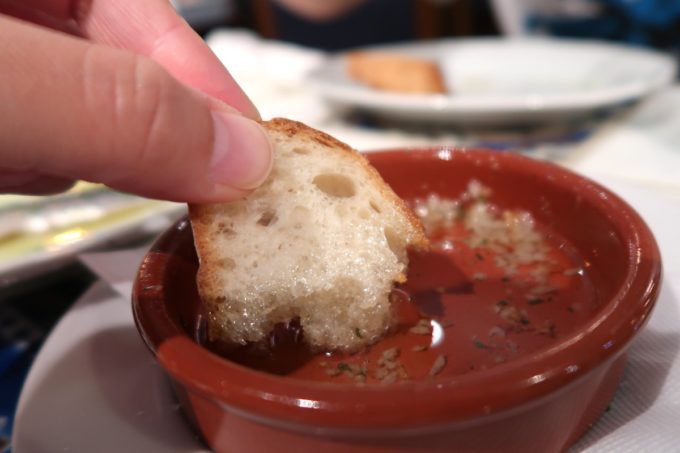 那覇市松尾「ピンチョス チキート（‪Pintxo CHIQUITO）」銀鱈のアヒージョのオイルがおいしくてパンをおかわり
