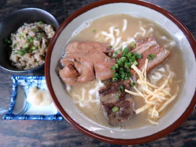中城村「ちゅるげーそば なかぐすく古民家」で食べた、ちゅるげーそば（850円、こってりスープ、ちぢれ麺）