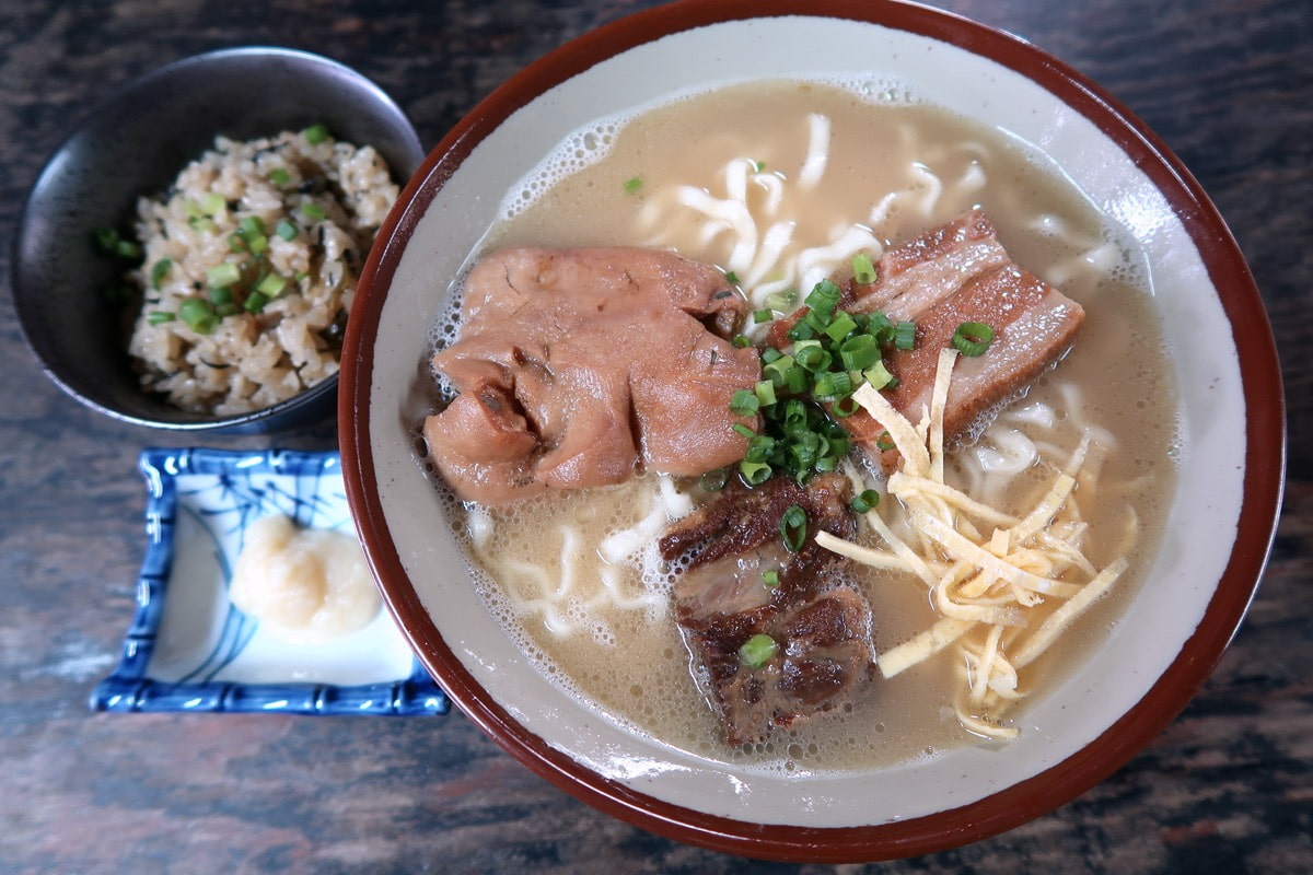 中城村「ちゅるげーそば なかぐすく古民家」で食べた、ちゅるげーそば（850円、こってりスープ、ちぢれ麺）