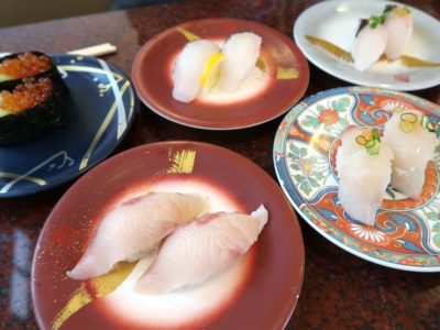 北谷町美浜「回転寿司 一番亭」の回転寿司のお皿を並べる
