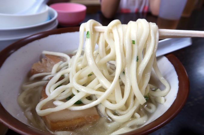 大宜味村「前田食堂」そば（小、550円）の麺を箸上げ