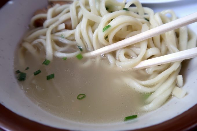 大宜味村「前田食堂」そば（小、550円）のスープは白濁の豚骨ベース
