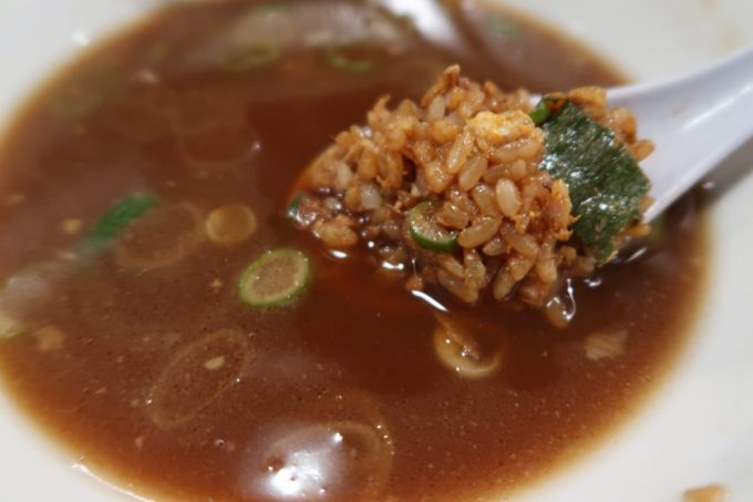 仙台「末廣ラーメン本舗 仙台駅前分店」中華そばのスープにヤキメシを浸して食べる