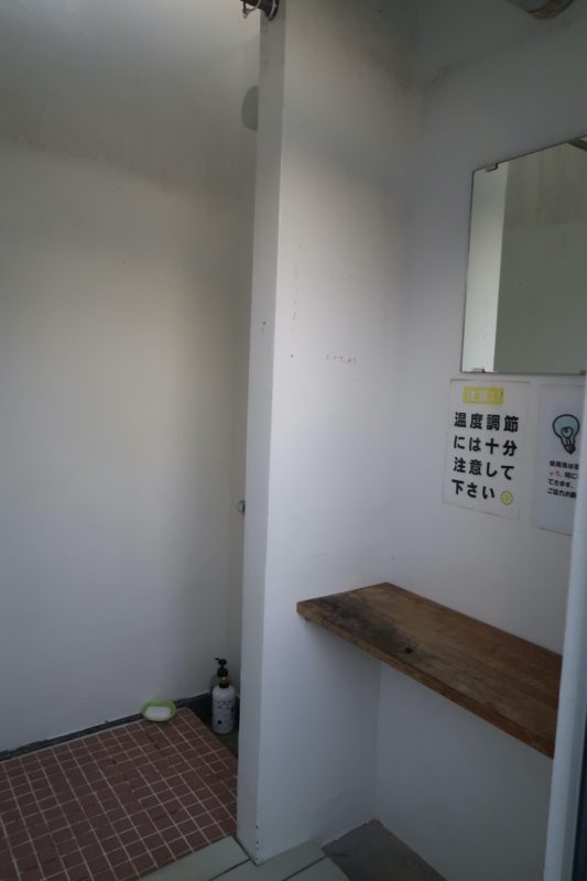 沖縄県東村「つつじエコパーク」キャンプ場の簡易シャワーの更衣室