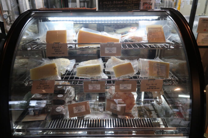 那覇市首里「ウォルフブロイ（ Wolfbrau）」のチーズが並ぶ冷蔵ケース