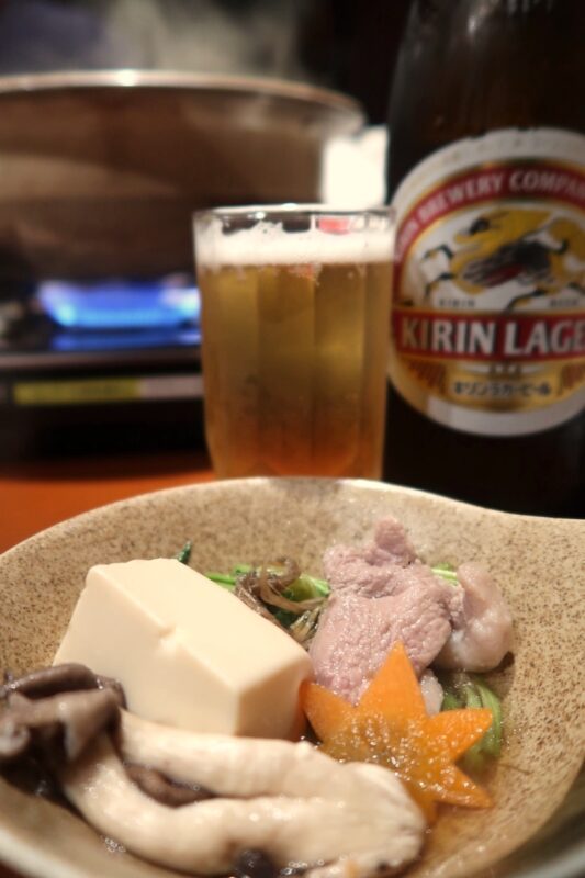 仙台の居酒屋「仙台朝市 大黒」鍋に合わせるビールはキリンラガー（中瓶、600円）