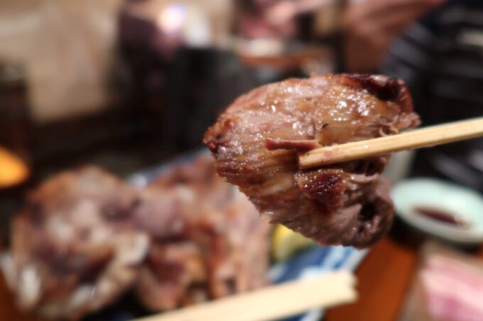 仙台の居酒屋「仙台朝市 大黒」超特大サイズのマグロカマの肉