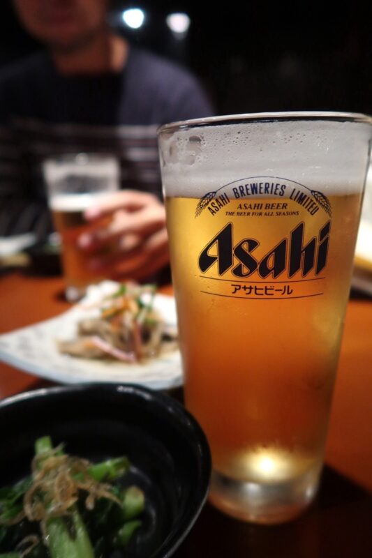 仙台の居酒屋「仙台朝市 大黒」ビールはアサヒスーパードライ（580円）