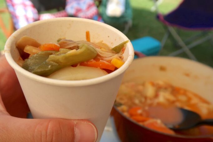 沖縄県総合運動公園キャンプ場の鍋の残りをアレンジして野菜を補充
