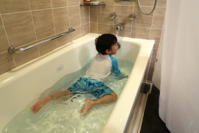 那覇「沖縄ハーバービューホテル」スタンダードツインのバスルームで遊ぶお子サマー