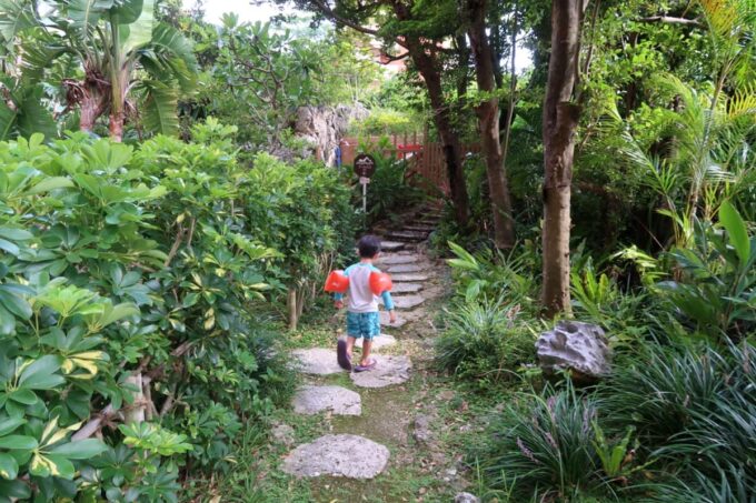 那覇「沖縄ハーバービューホテル」遊び足りない子どもが中庭を駆け回る