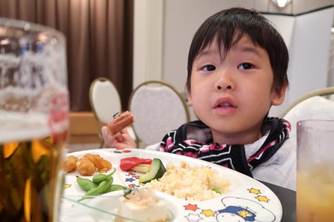 那覇市泉崎「沖縄ハーバービューホテル」ビアガーデンの子ども向け料理を取り分ける