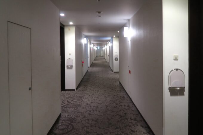 那覇「沖縄ハーバービューホテル」の客室廊下
