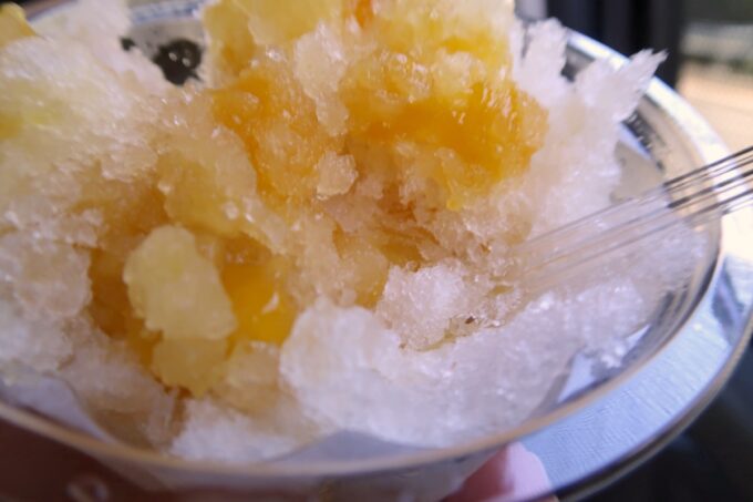 沖縄県東村「又吉コーヒー園」冷凍マンゴーがいっぱいのマンゴーかき氷（400円）