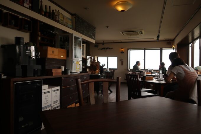 宜野湾「隠れ家レストラン KOBA」の店内