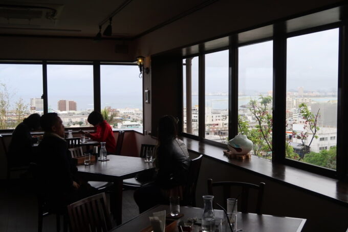 宜野湾「隠れ家レストラン KOBA」店内からの眺め
