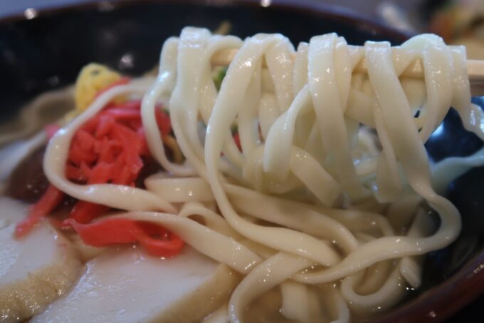 万座毛「琉球料理 松ノ下」軟骨ソーキそばの幅広麺