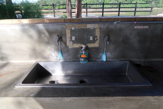 沖縄県金武町「ネイチャーみらい館」のキャンプ場の炊事場にある手洗い場