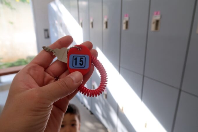 沖縄県金武町「ネイチャーみらい館」のキャンプ場にあるシャワー室のロッカーの鍵
