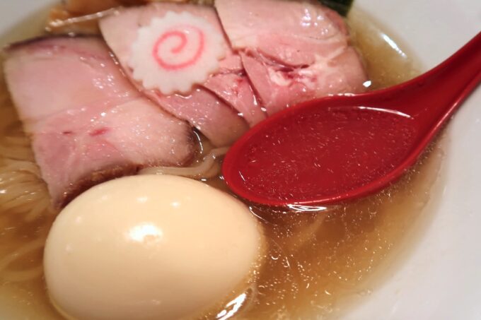 沖縄県本部町「大浜商店」特製煮干しラーメン（塩）のスープをいただく
