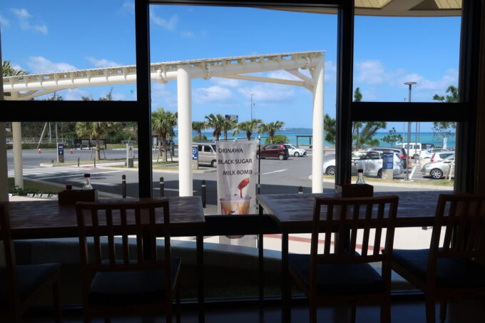 道の駅おおぎみの「レストランやんばるシーサイド」の店内から見える沖縄の青く美しい海