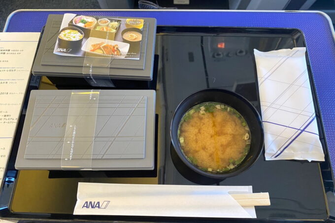 ANA1780便（石垣空港→那覇空港）のプレミアムクラスの機内食が配膳された