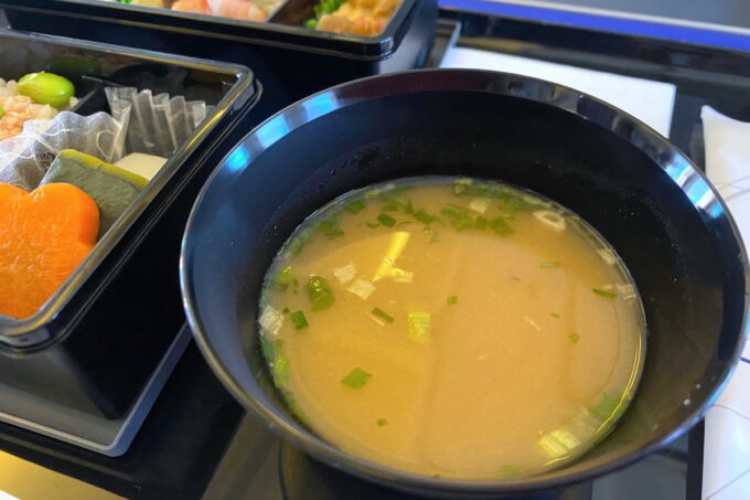ANA1780便（石垣空港→那覇空港）のプレミアムクラスの機内食（銀座 百楽の夕食）味噌汁