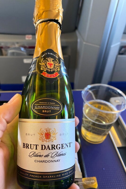 ANA1780便（石垣空港→那覇空港）のプレミアムクラスでスパークリングワイン（ブリュット・ダルジャン・シャルドネ）をいただいた