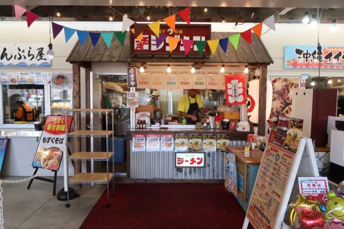 うるま市「闘牛拉麺ラブメンうるマルシェ店」の外観