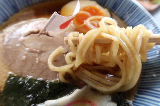 うるま市「闘牛拉麺ラブメンうるマルシェ店」キッズラーメンの麺