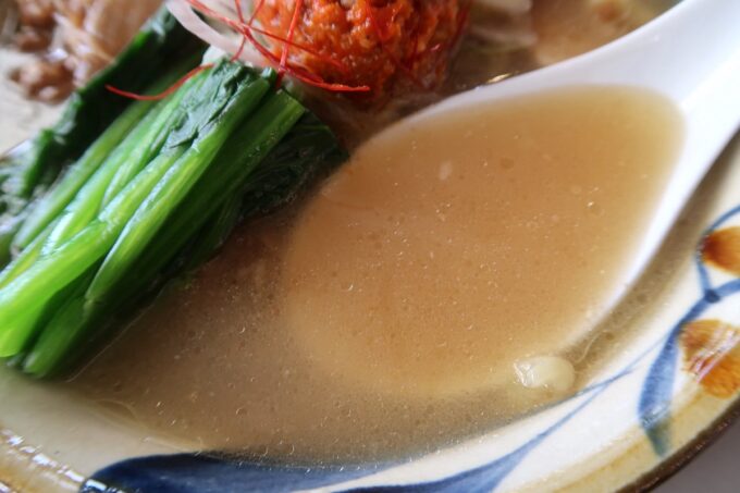 うるま市「闘牛拉麺ラブメンうるマルシェ店」闘牛らーめんのスープ