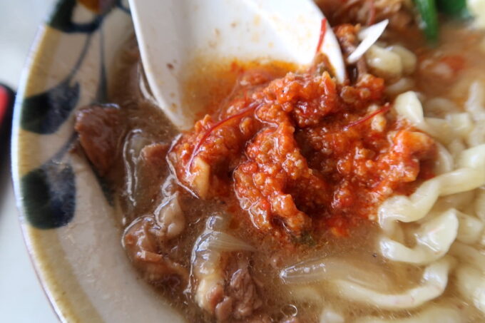 うるま市「闘牛拉麺ラブメンうるマルシェ店」闘牛らーめんの辛味噌をスープに溶いて味変