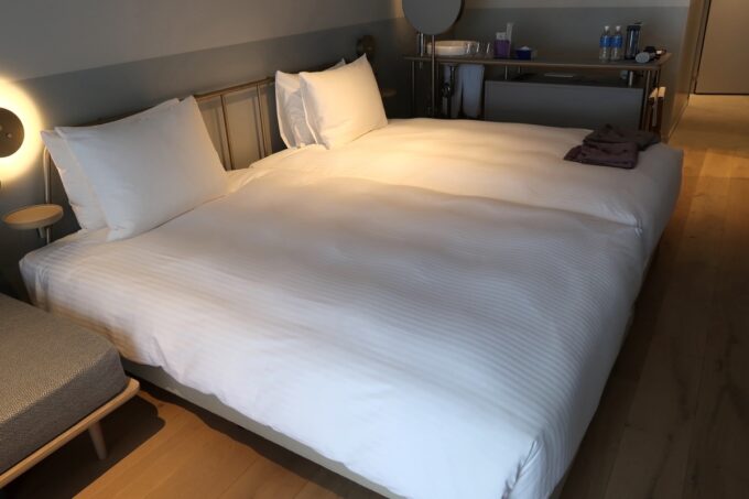 那覇市前島「ホテルアンテルーム那覇」スーペリアルツインルームのベッドは幅120cmのセミダブル仕様