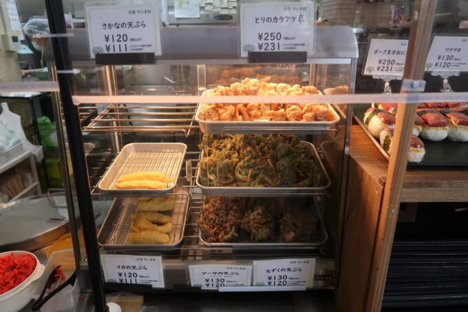 石垣空港「八重山そば やいま村」では天ぷらも販売している