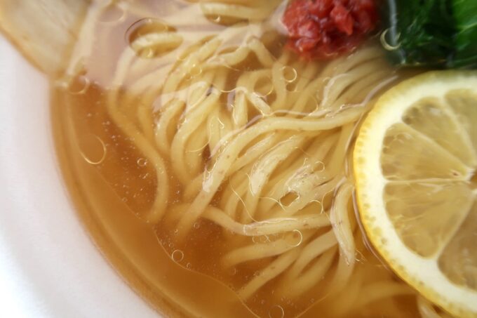 うるま市「闘牛拉麺ラブメンうるマルシェ店」冷やし塩らーめん（780円）の冷たいスープに浮く油
