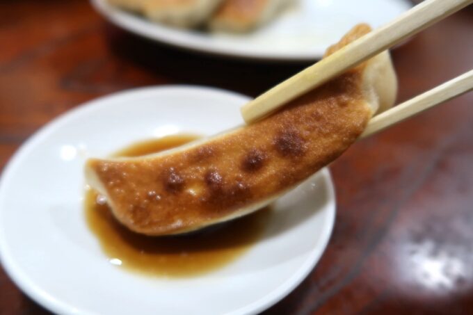 愛媛県今治市「白雅」焼ぎょうざをタレにつけて食べる
