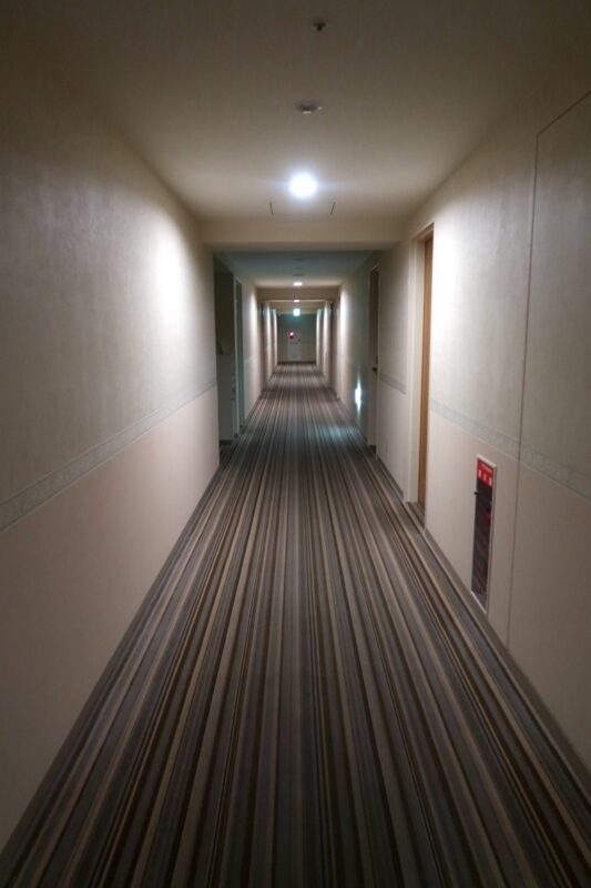 愛媛県松山市「ホテルマイステイズ松山」4階の客室廊下