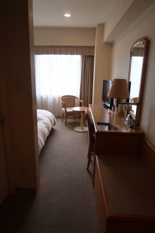 愛媛県松山市「ホテルマイステイズ松山」スタンダードダブル キャッスルビュー（17.12平米）に入室した時の視界