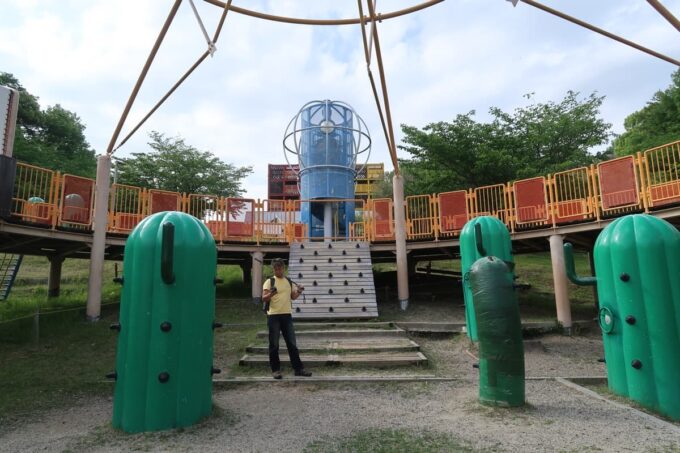 愛媛県松山市「松山総合公園」の坊ちゃん夢ランドの円盤型アスレチックは大きい割に遊ぶところが少ない