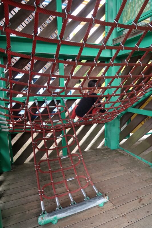 愛媛県松山市「松山総合公園」の坊ちゃん夢ランドのコンテナっぽい遊具をするすると登っていくお子サマー